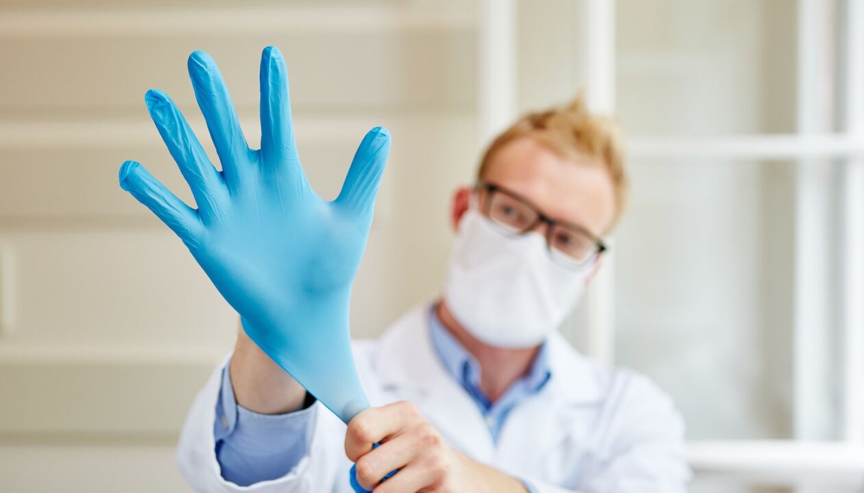 de dokter trekt een handschoen aan voor massage om prostatitis te voorkomen